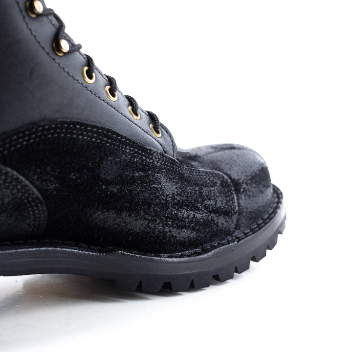 close up of Climber (Safety Toe) and eyelets.