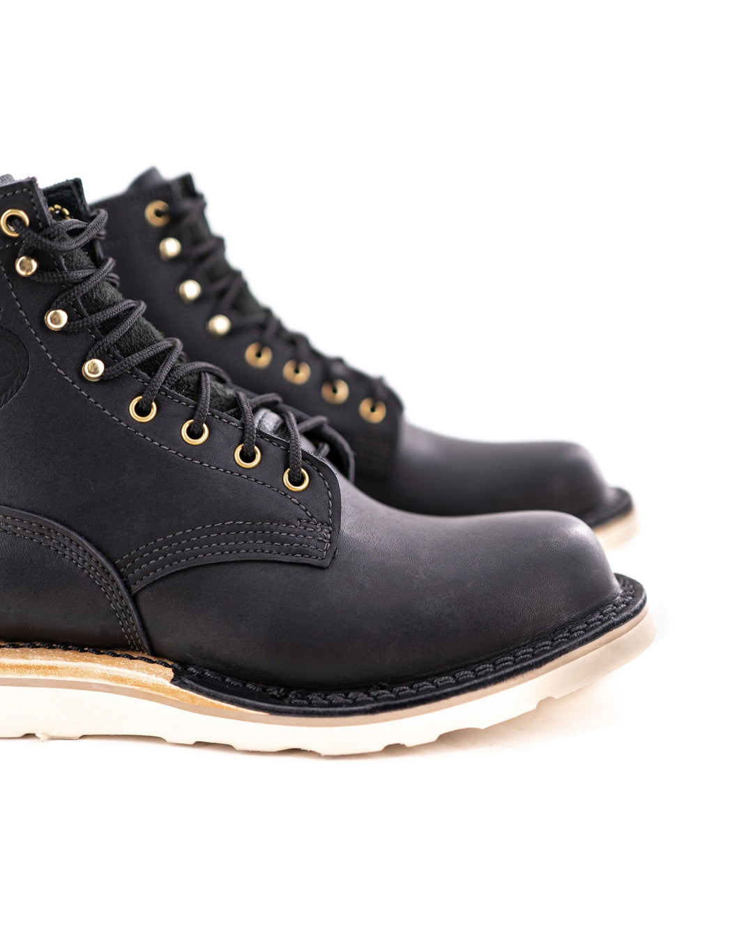 close up of the round toe shape on the Forefront (Safety Toe) - Black